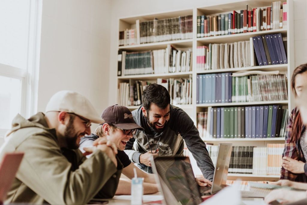 onderwijscompetenties ontwikkelen met Edutrainers Man wijst naar computer, zoekt naar vacatures
