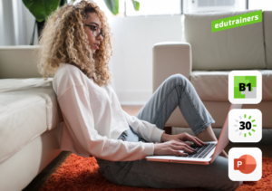 vrouw werkend op laptop met haar rug tegen de zetel