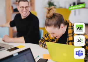 Meisje schaterlachend met gele laptop