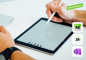 twee handen met pen op de tablet computer