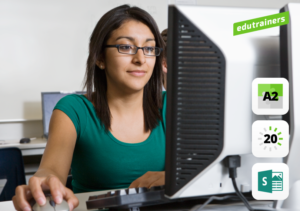 Jonge vrouw werkt met Microsoft 365 Sway op de computer