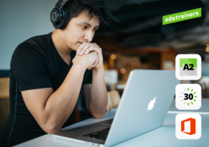 Jongeman met koptelefoon denkt na voor het computerscherm