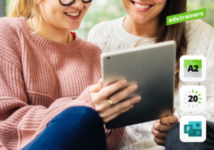 2 meisjes werken met forms op tablet