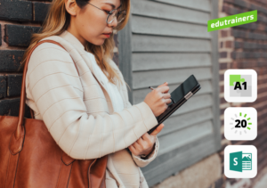 jonge professional noteert in de straat iets op haar tablet