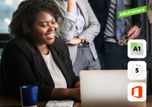 Een leerkracht leert werken met microsoft 365 on de klas