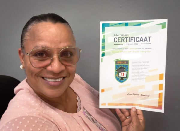 Vrouw toont certificaat